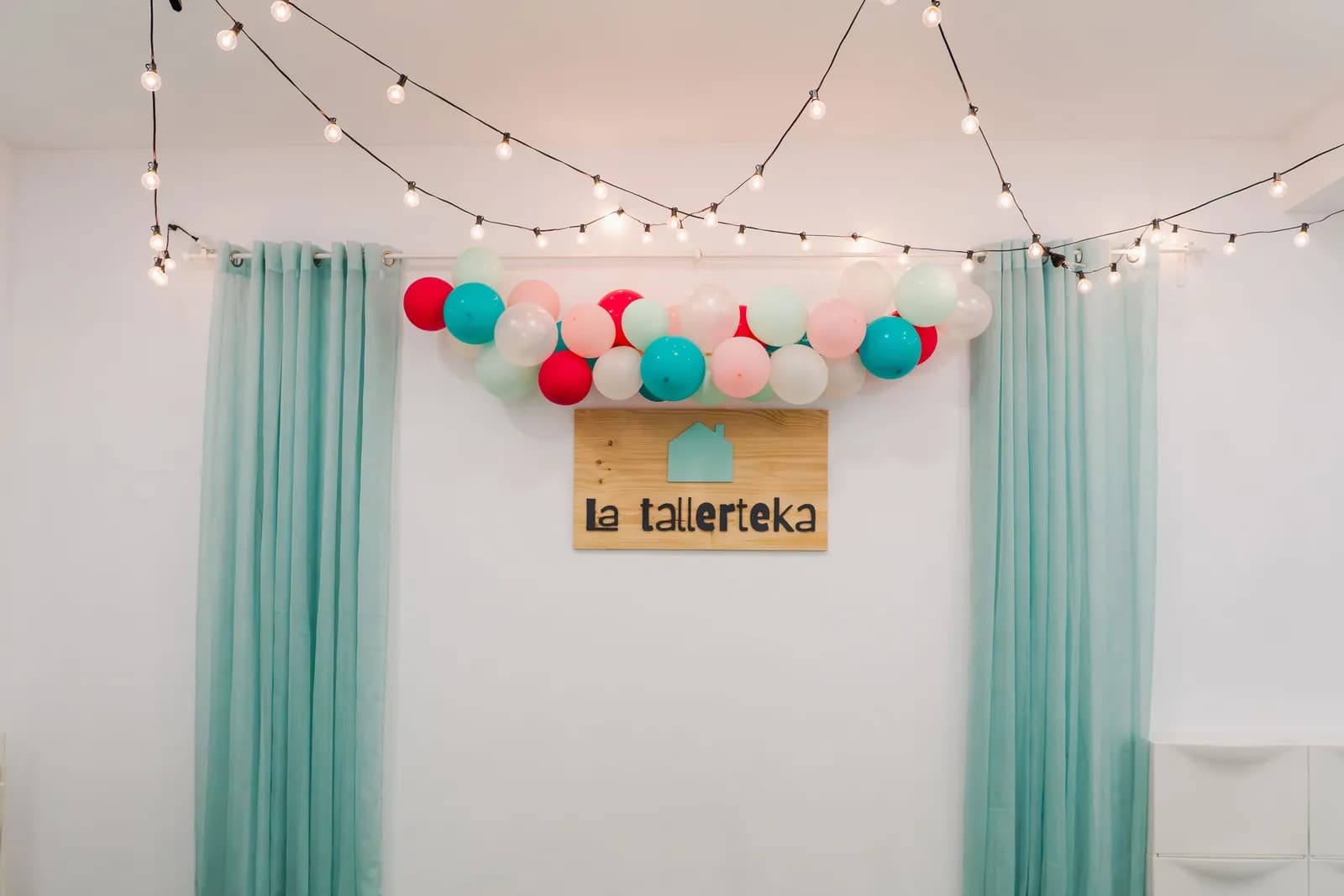 Escenario de fiestas de La Tallerteka con globos y luces